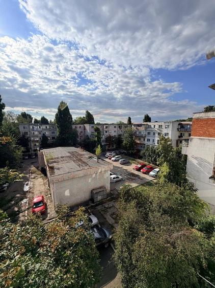 Apartament cu 3 camere semidecomandat în Micro 40
