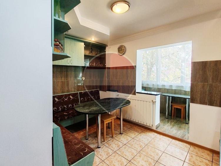 Apartament cu 3 camere semidecomandat, mobilat în Rogerius