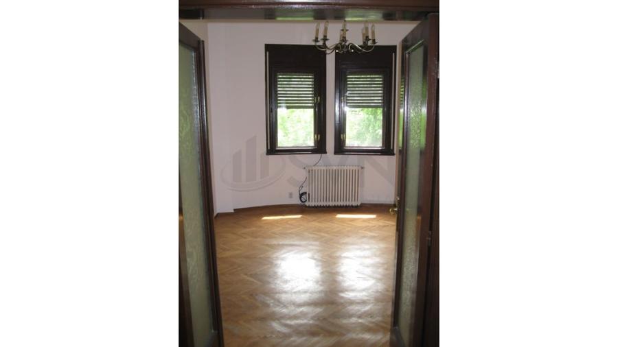 Apartament cu 4 camere decomandat în Primăverii