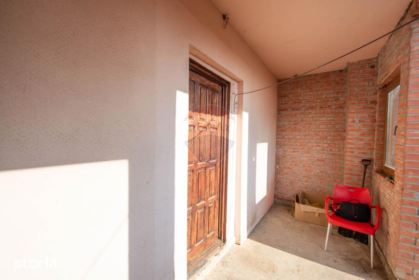Casă cu 8 camere cu Teren 1395 Mp în Glina