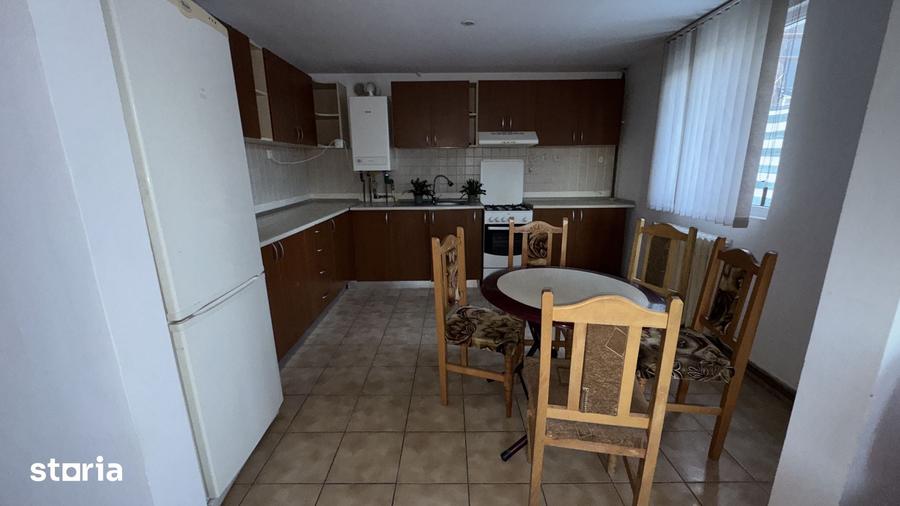 Casă cu 6 camere decomandat cu Teren 196 Mp în Sărărie