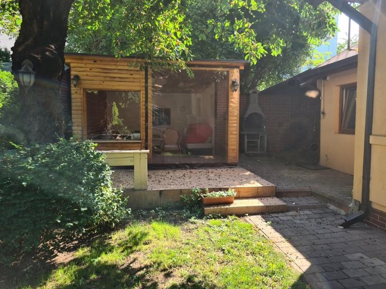 Casă individuală cu 5 camere cu Canalizare în Central