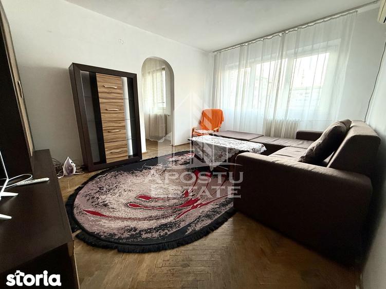 Apartament cu 3 camere semidecomandat, mobilat în Girocului