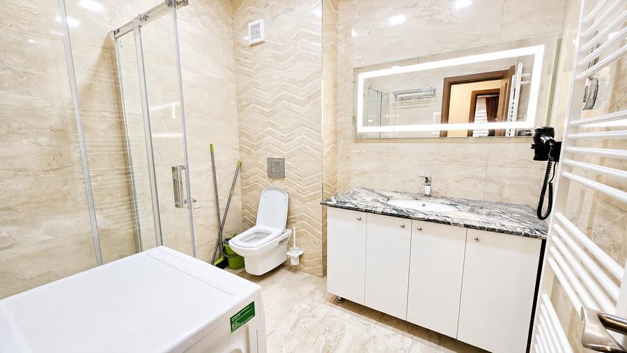 Apartament cu 4 camere decomandat, mobilat în Tractorul