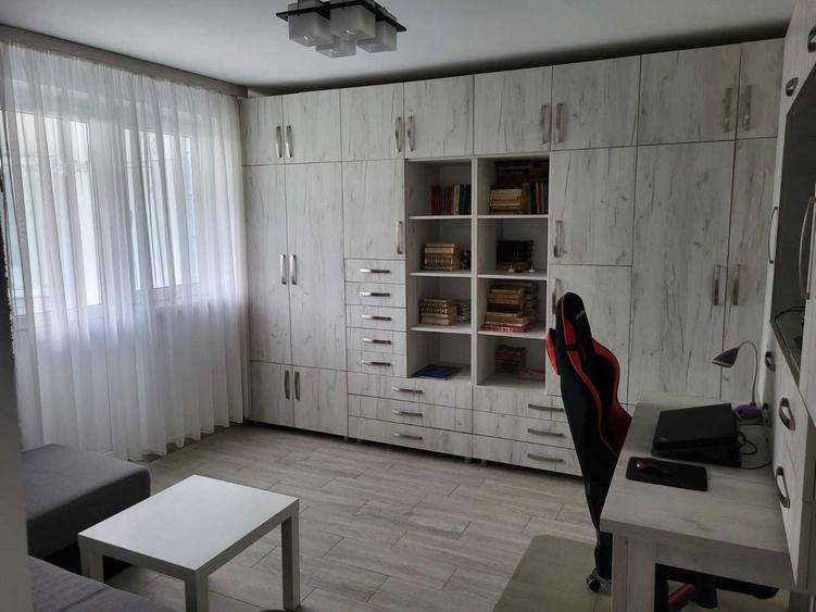 Apartament cu 3 camere decomandat în Voineasa
