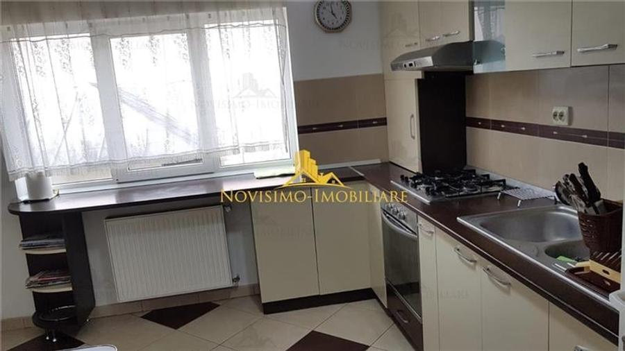 Casă individuală cu 6 camere cu Teren 70 Mp în Central