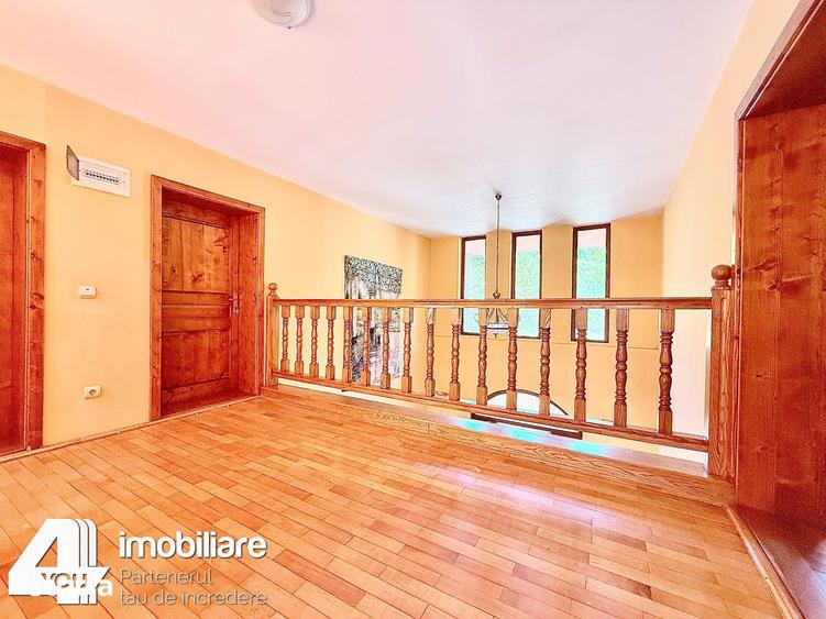 Casă cu 9 camere cu Teren 1180 Mp în Moneasa