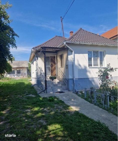 Casă cu 2 camere decomandat în Ilișua