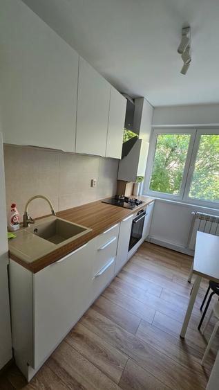 Apartament cu 3 camere semidecomandat, mobilat în Lujerului