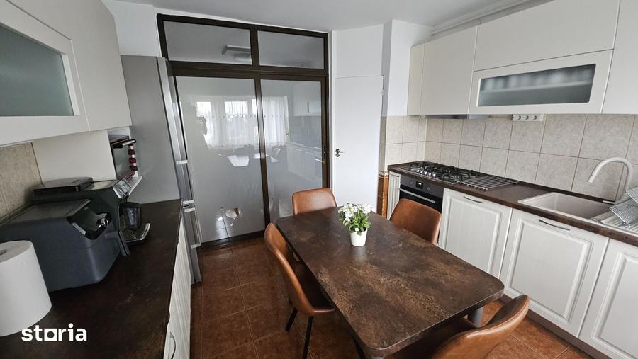 Apartament cu 4 camere decomandat în Dârste