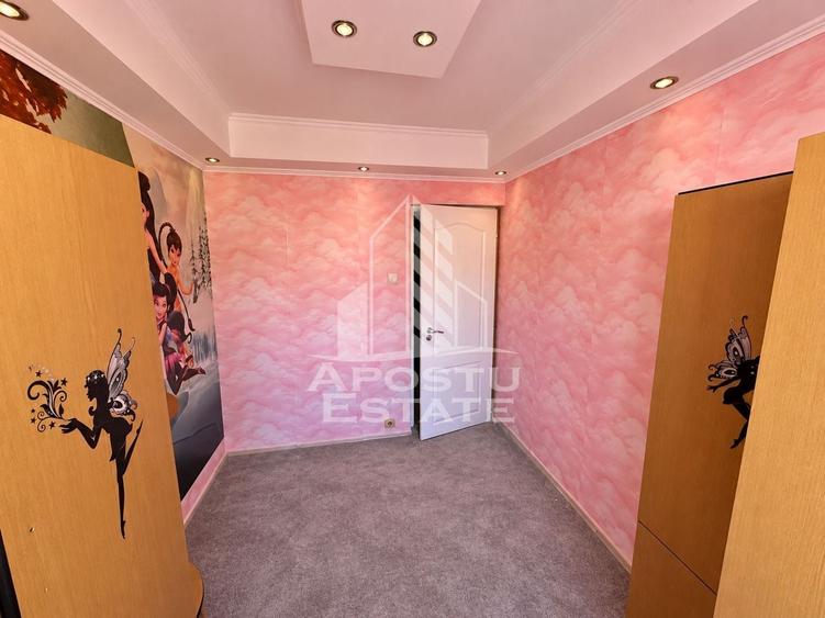 Apartament cu 3 camere semidecomandat, mobilat în Fratelia