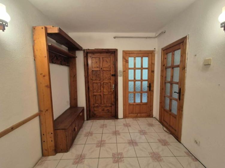 Apartament cu 3 camere decomandat, mobilat în Broșteni