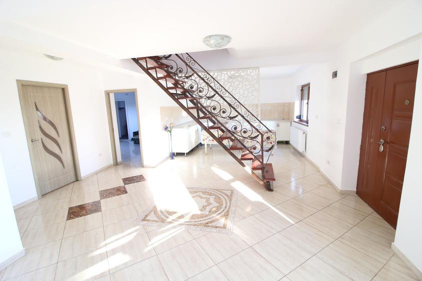 Casă cu 6 camere cu Garaj în Exterior Vest