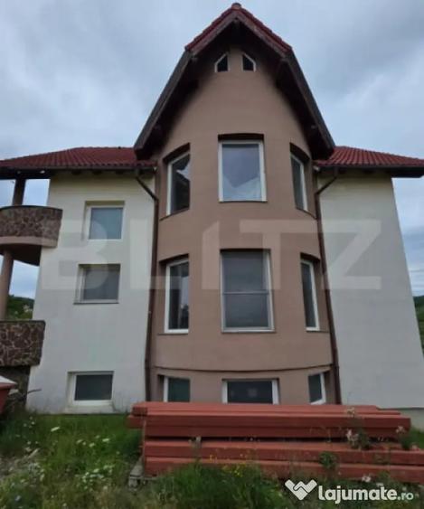 Casă cu 5 camere cu Teren 2700 Mp în Central