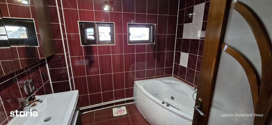 Apartament cu 4 camere decomandat în Central