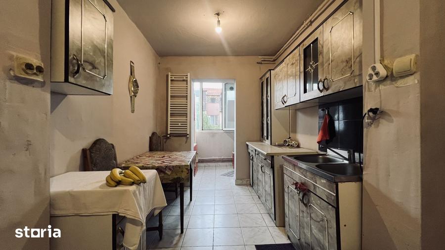 Apartament cu 3 camere decomandat în Aradului