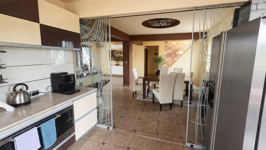 Casă individuală cu 7 camere cu Teren 825 Mp în Bucium