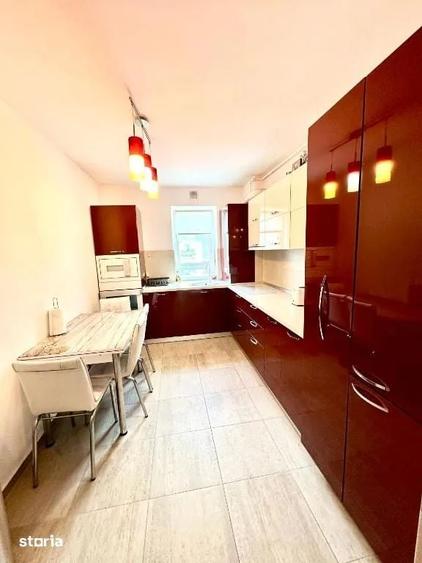 Apartament cu 3 camere decomandat în Tractorul