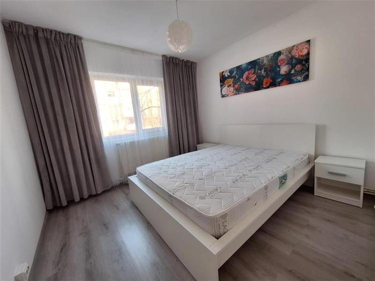 Apartament cu 2 camere decomandat în Podul de Fier