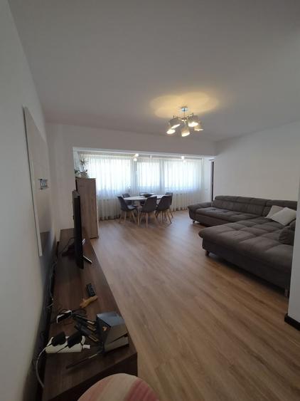 Apartament cu 4 camere decomandat în Central