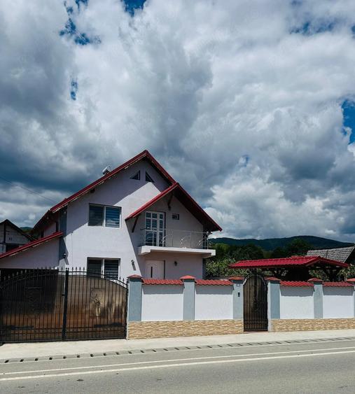 Casă cu Teren 300 Mp în Sălătrucel