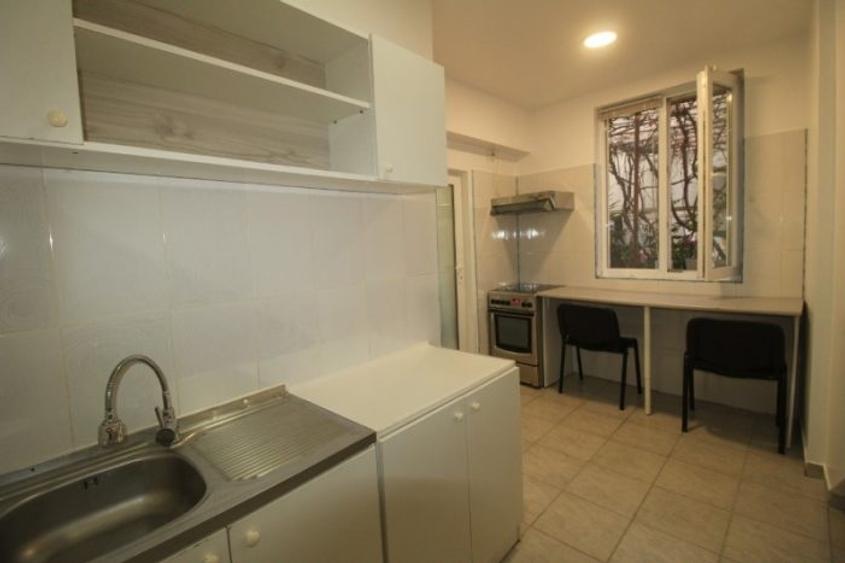 Apartament cu 2 camere decomandat, mobilat în Romană