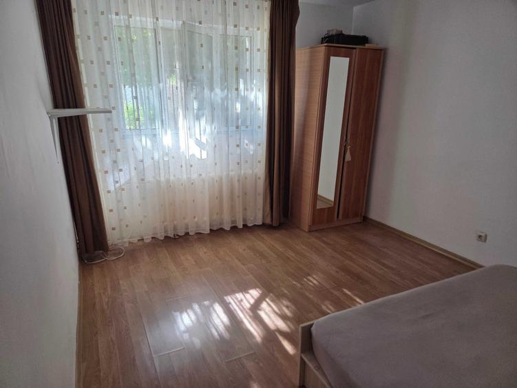 Garsonieră decomandată în Sud