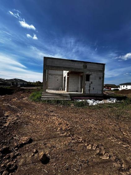 Casă individuală cu 6 camere cu Canalizare în Est