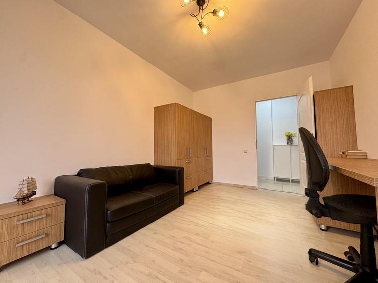 Apartament cu 3 camere semidecomandat, mobilat în Dâmbul Rotund