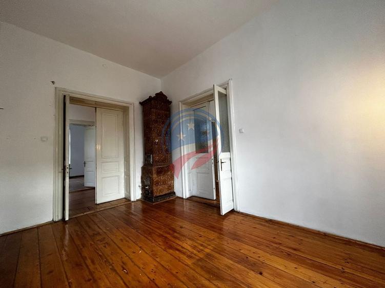 Casă individuală cu 8 camere cu Canalizare în Ultracentral