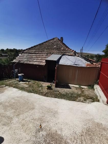 Casă individuală cu 2 camere cu Teren 700 Mp în Dumești