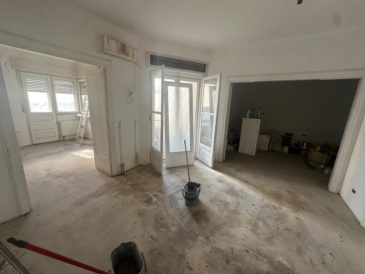 Apartament cu 3 camere semidecomandat în Cișmigiu