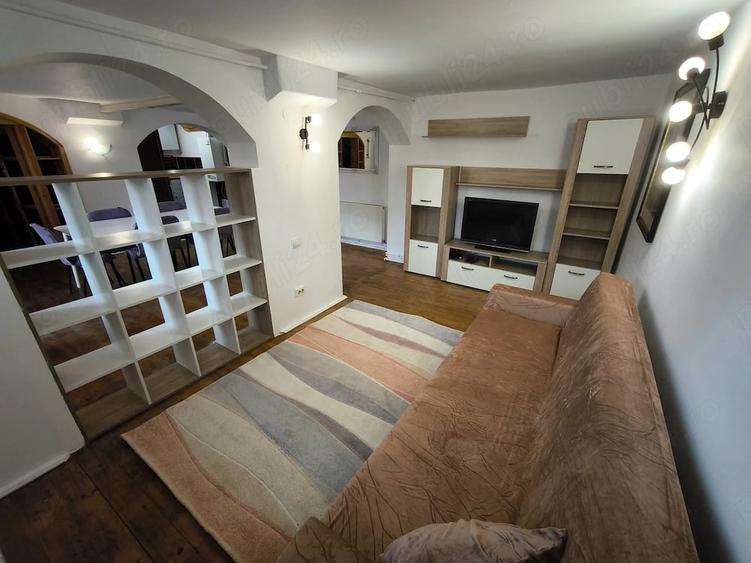 Apartament cu 3 camere semidecomandat în Trei Stejari