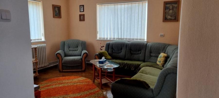 Casă cu 4 camere în Urluiești