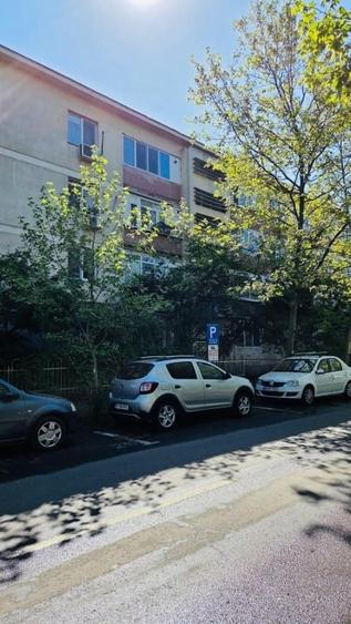 Apartament cu 3 camere semidecomandat în Baba Novac