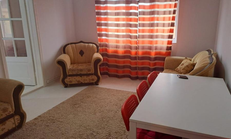 Apartament cu 2 camere semidecomandat, mobilat în Hotvon