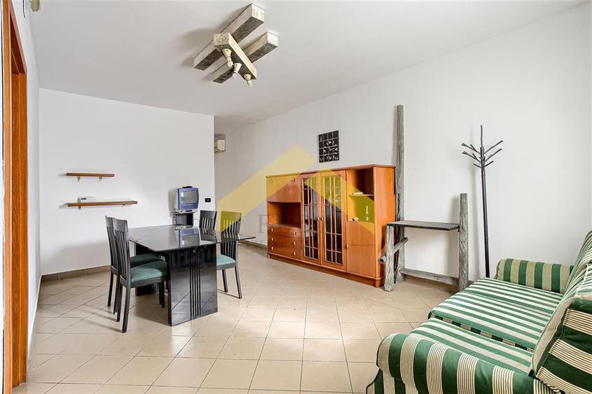 Apartament cu 3 camere semidecomandat în Galșa