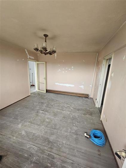 Apartament cu 3 camere semidecomandat în Berceni