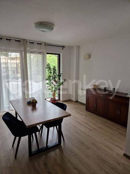 Apartament cu 3 camere semidecomandat, mobilat în Victoriei