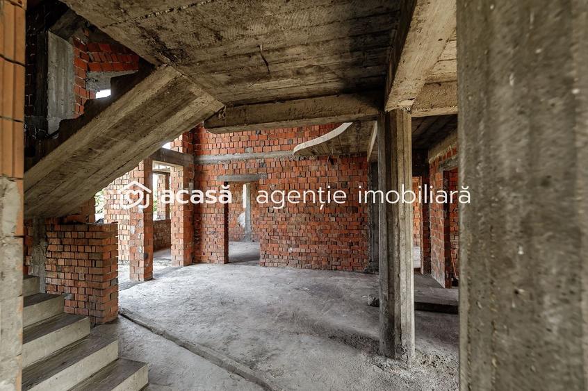 Casă individuală cu 14 camere cu Canalizare în Micălaca