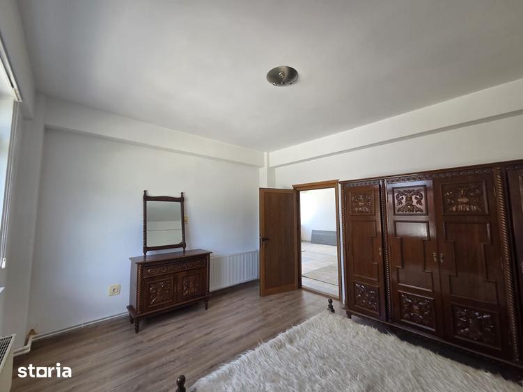 Casă cu 9 camere cu Teren 800 Mp în Prundu