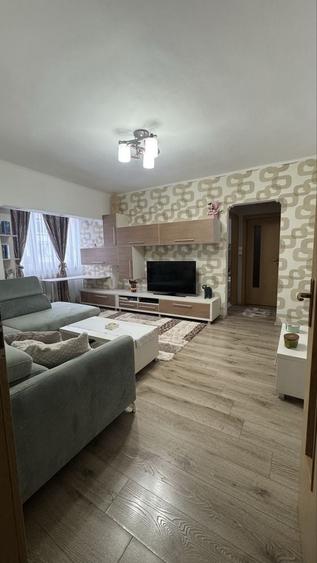 Apartament cu 3 camere semidecomandat în Central