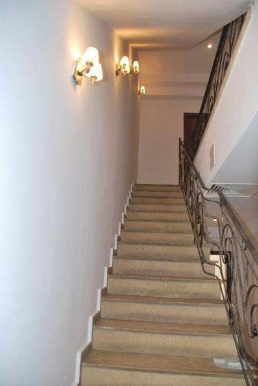 Casă cu 8 camere cu Teren 250 Mp în Domenii