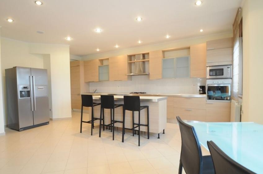 Apartament cu 6 camere decomandat, mobilat în Herăstrău