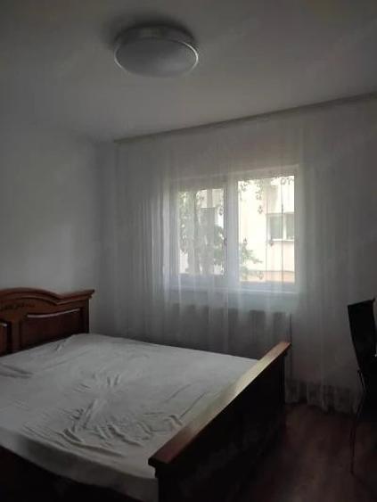 Apartament cu 3 camere decomandat în Nicolina