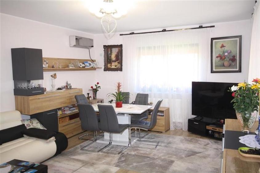 Casă individuală cu 5 camere cu Canalizare în Central