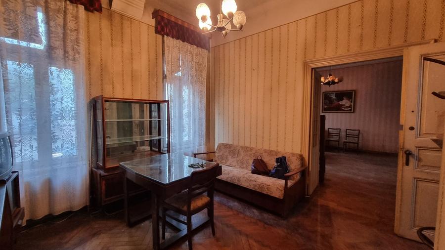 Casă individuală cu 5 camere cu Canalizare în Calea Victoriei