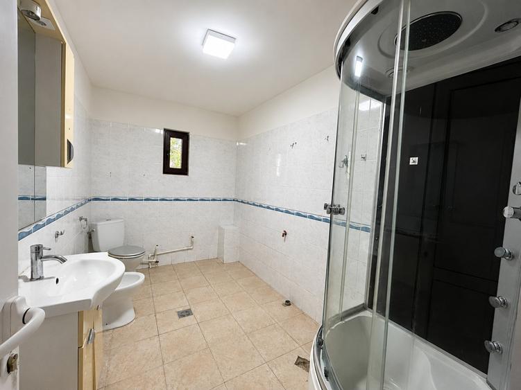Casă individuală cu 4 camere cu Teren 1330 Mp în Central