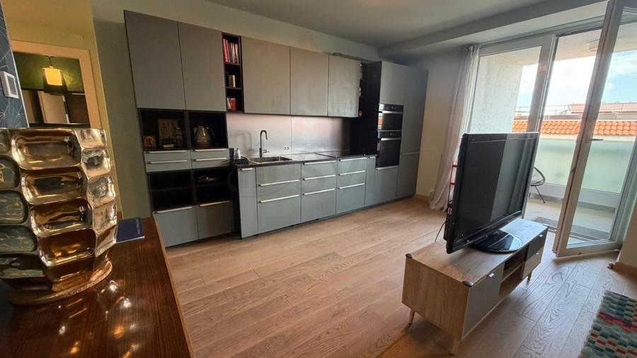 Apartament cu 3 camere semidecomandat, mobilat în Herăstrău