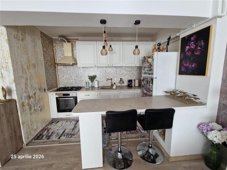 Apartament cu 3 camere semidecomandat, mobilat în Exterior Est